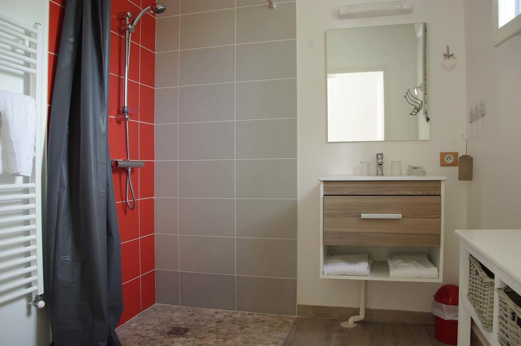 Les Abris Du Chateau Mer Habitación foto