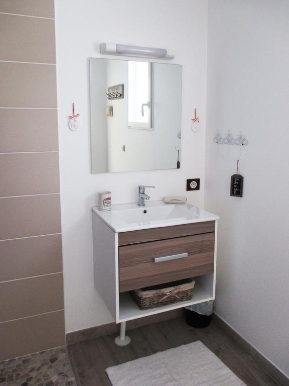 Les Abris Du Chateau Mer Habitación foto